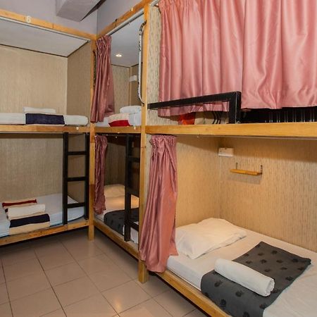 Escape Backpackers Kk Vandrarhem Kota Kinabalu Exteriör bild
