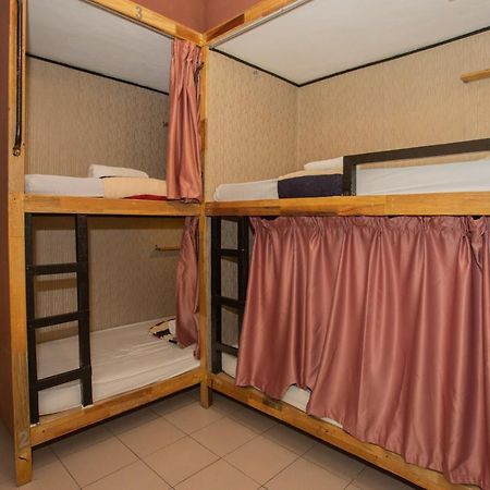 Escape Backpackers Kk Vandrarhem Kota Kinabalu Exteriör bild