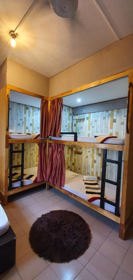 Escape Backpackers Kk Vandrarhem Kota Kinabalu Exteriör bild