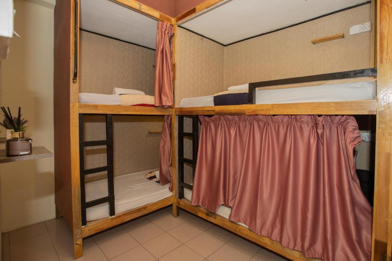 Escape Backpackers Kk Vandrarhem Kota Kinabalu Exteriör bild