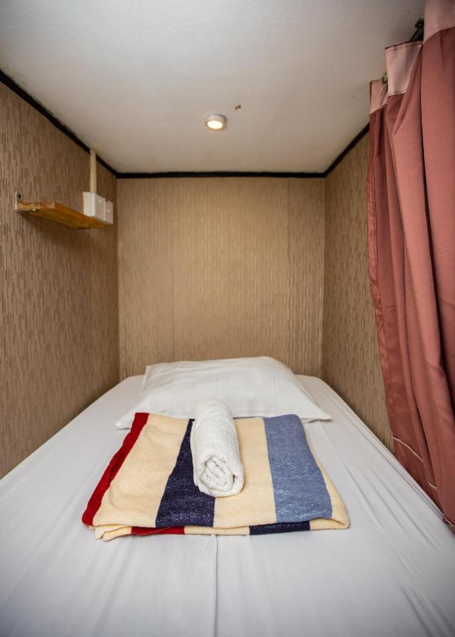 Escape Backpackers Kk Vandrarhem Kota Kinabalu Exteriör bild
