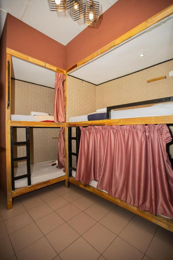 Escape Backpackers Kk Vandrarhem Kota Kinabalu Exteriör bild