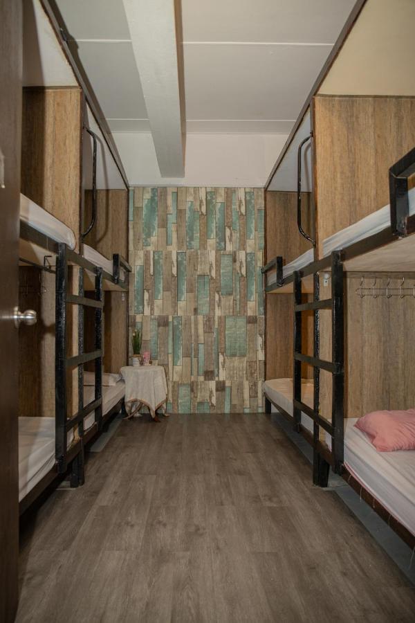 Escape Backpackers Kk Vandrarhem Kota Kinabalu Exteriör bild
