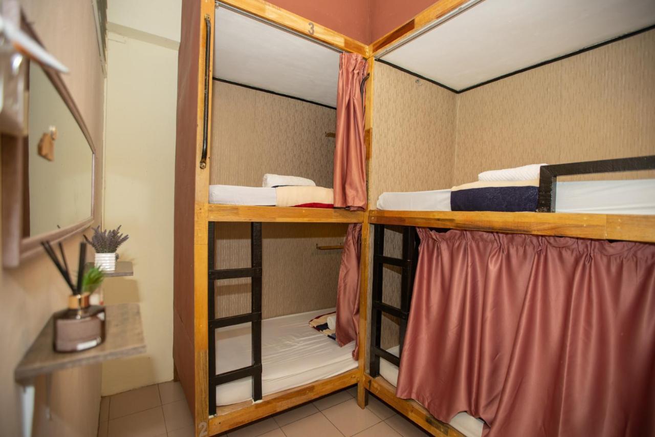 Escape Backpackers Kk Vandrarhem Kota Kinabalu Exteriör bild