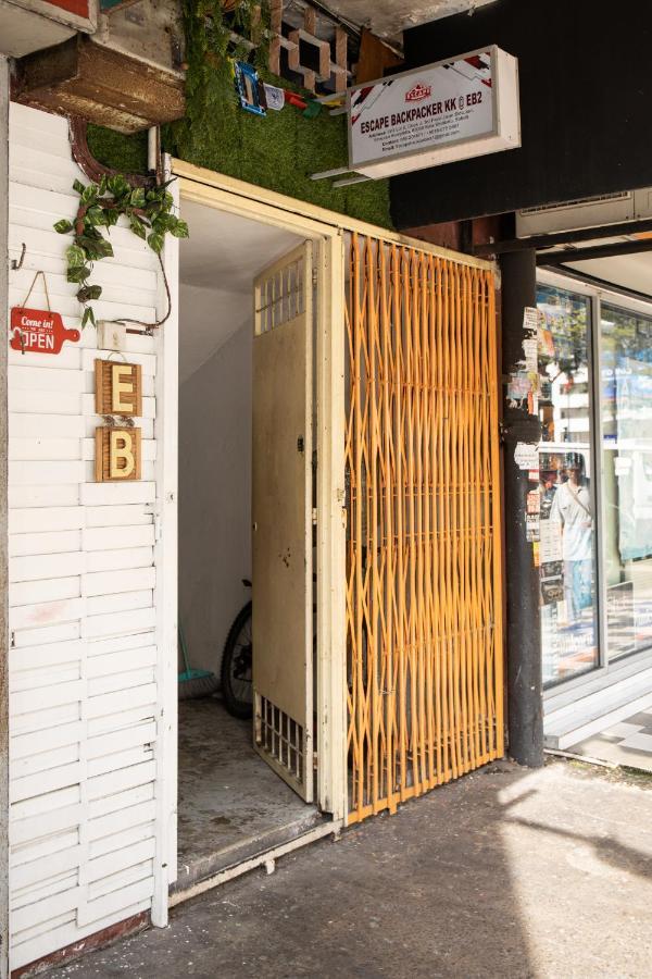 Escape Backpackers Kk Vandrarhem Kota Kinabalu Exteriör bild