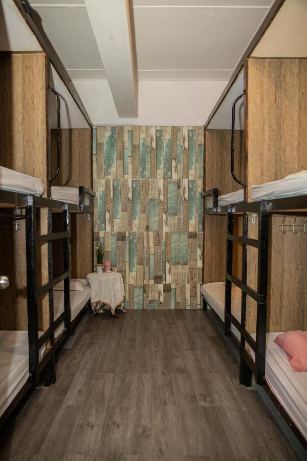 Escape Backpackers Kk Vandrarhem Kota Kinabalu Exteriör bild