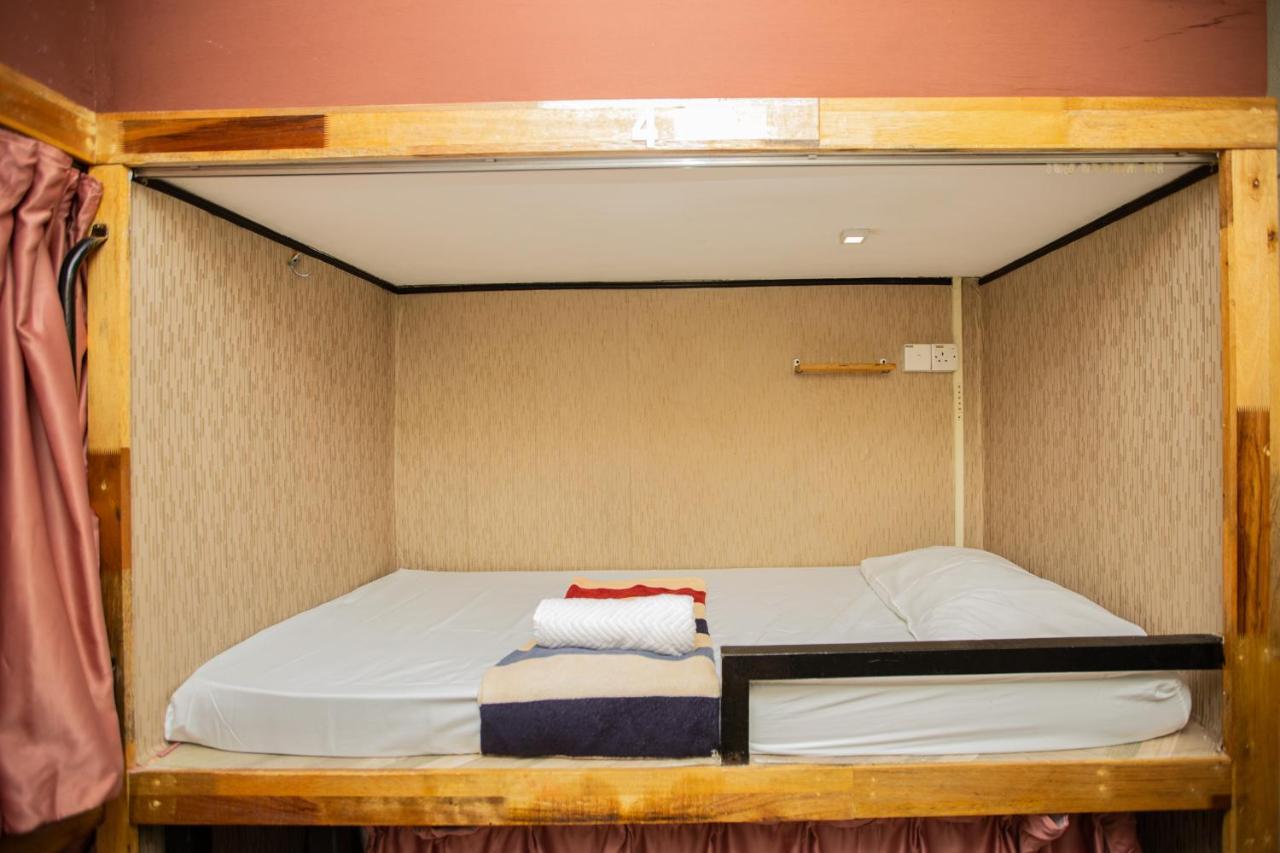 Escape Backpackers Kk Vandrarhem Kota Kinabalu Exteriör bild