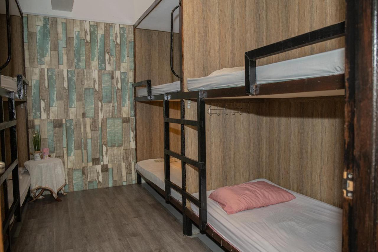 Escape Backpackers Kk Vandrarhem Kota Kinabalu Exteriör bild